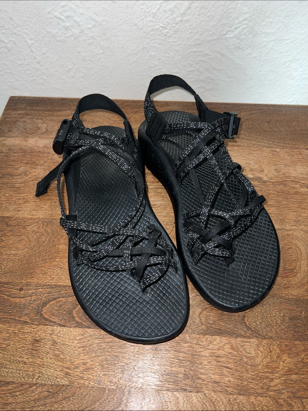 Chaco women’s 8 sandals black